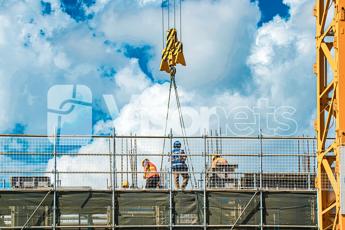 Filet périphérique de sécurité installé verticalement sur échafaudage conforme NF P 93-355 - Visornets - Visor Fall Arrest Nets