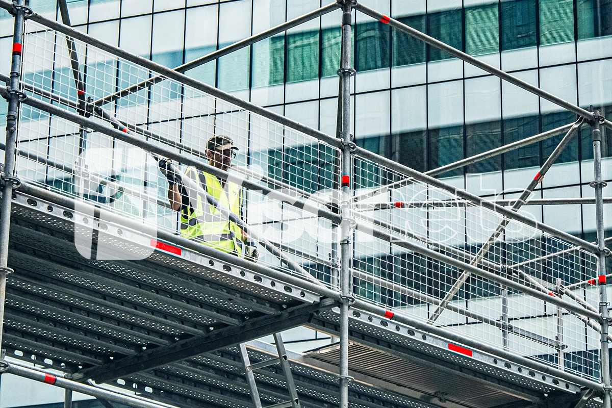 Filet périphérique de protection installé sur échafaudage conforme NF P 93-355