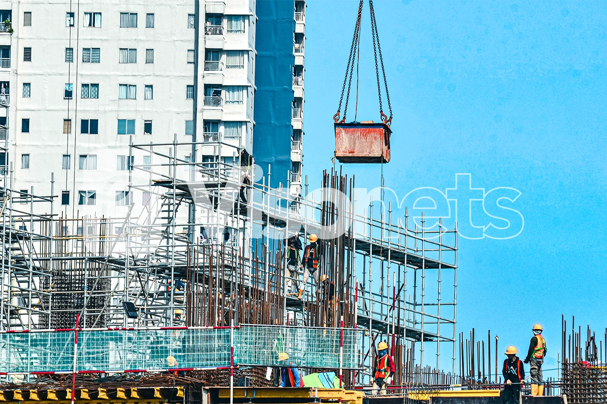 Filet de sécurité périphérique installé sur échafaudage, conformément à la norme NF P 93-355.