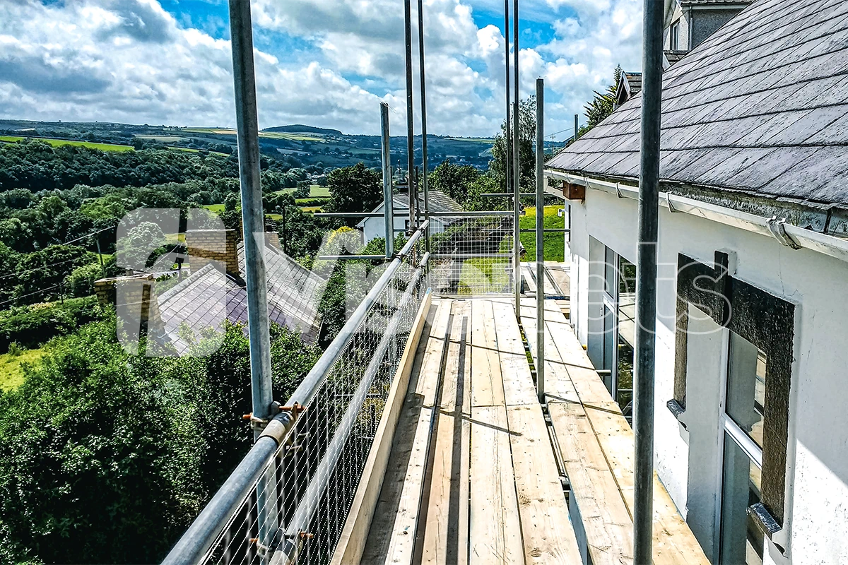 Filet de sécurité périphérique Visornets posé sur toiture pour travaux de réparation
